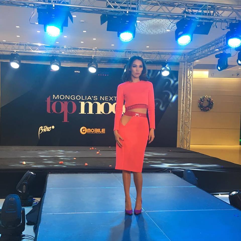 Нора “Britains next top model” шоуны зочин шүүгчээр уригджээ